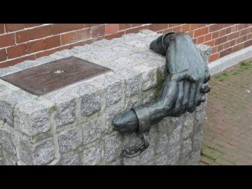 Hoorn: Stille tocht – Route langs monumentjes van Truus Menger