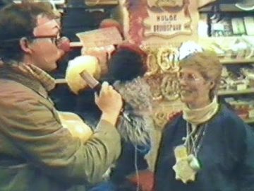 1985 Hoorn: Bezoek aan feestwinkel Ooms.