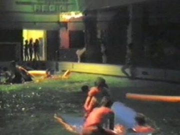 1986 Hoorn: Disco zwemmen in zwembad De Vredehof