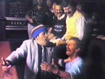 1985 Hoorn: Wim Del Monte in café Jan Jong – Bandparodie