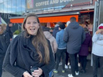 Lange wachtrij voor openingsactie Dunkin in Hoorn; jaar gratis donuts is wachten waard